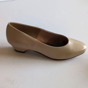 NWT Soft Style Angel II by Hush Puppies Taupe Kitten Heel Pumps Size 7.5 EW